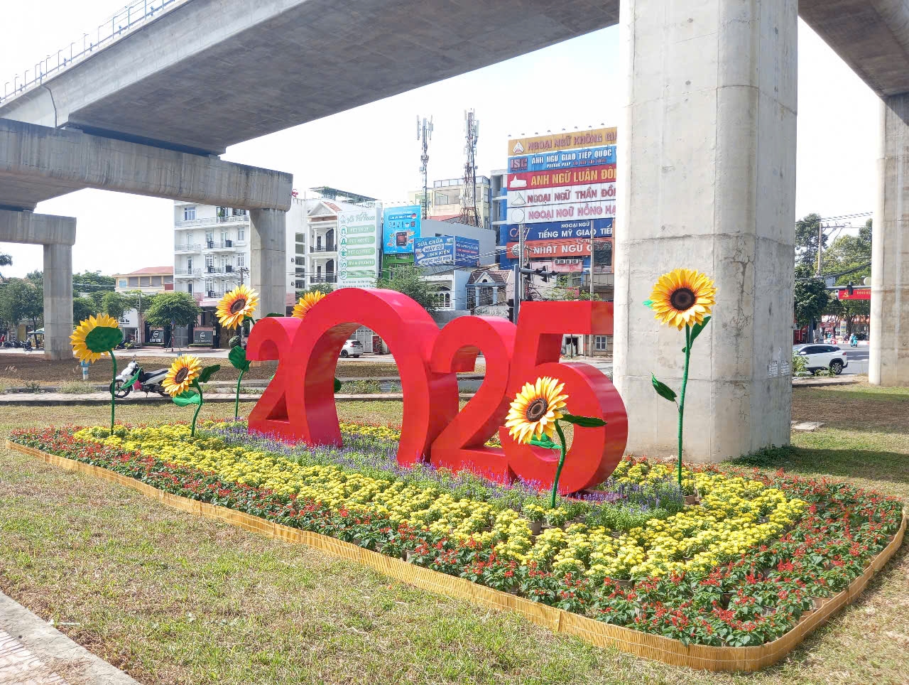 TRANG TRÍ LỄ - TẾT NGÃ TƯ THỦ ĐỨC